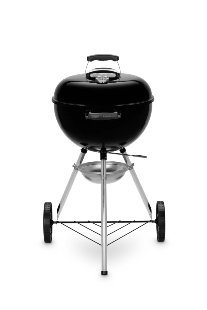 Parrilla de carbón negra con tapa y ruedas.