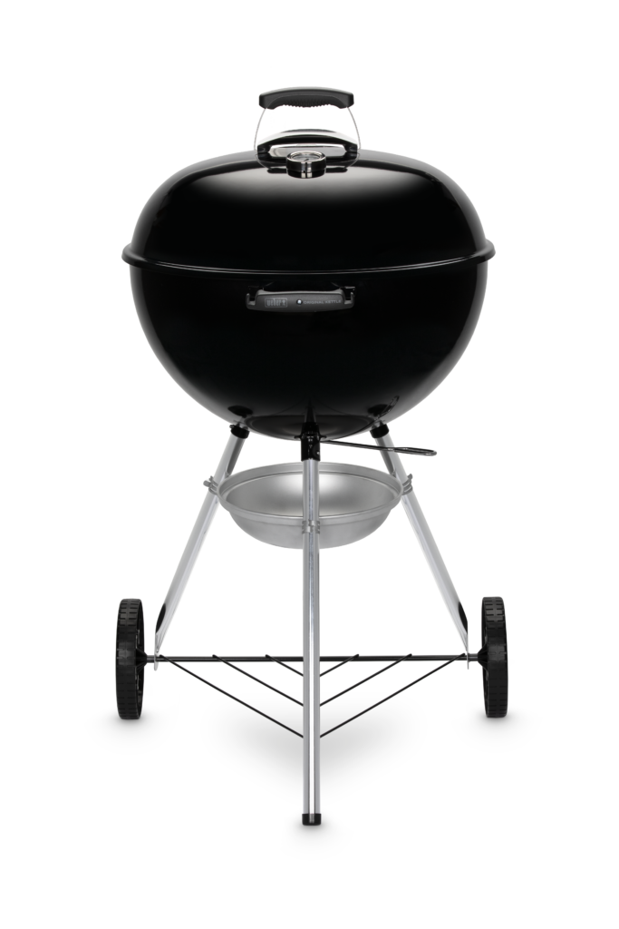 Parrilla de carbón negra con ruedas.