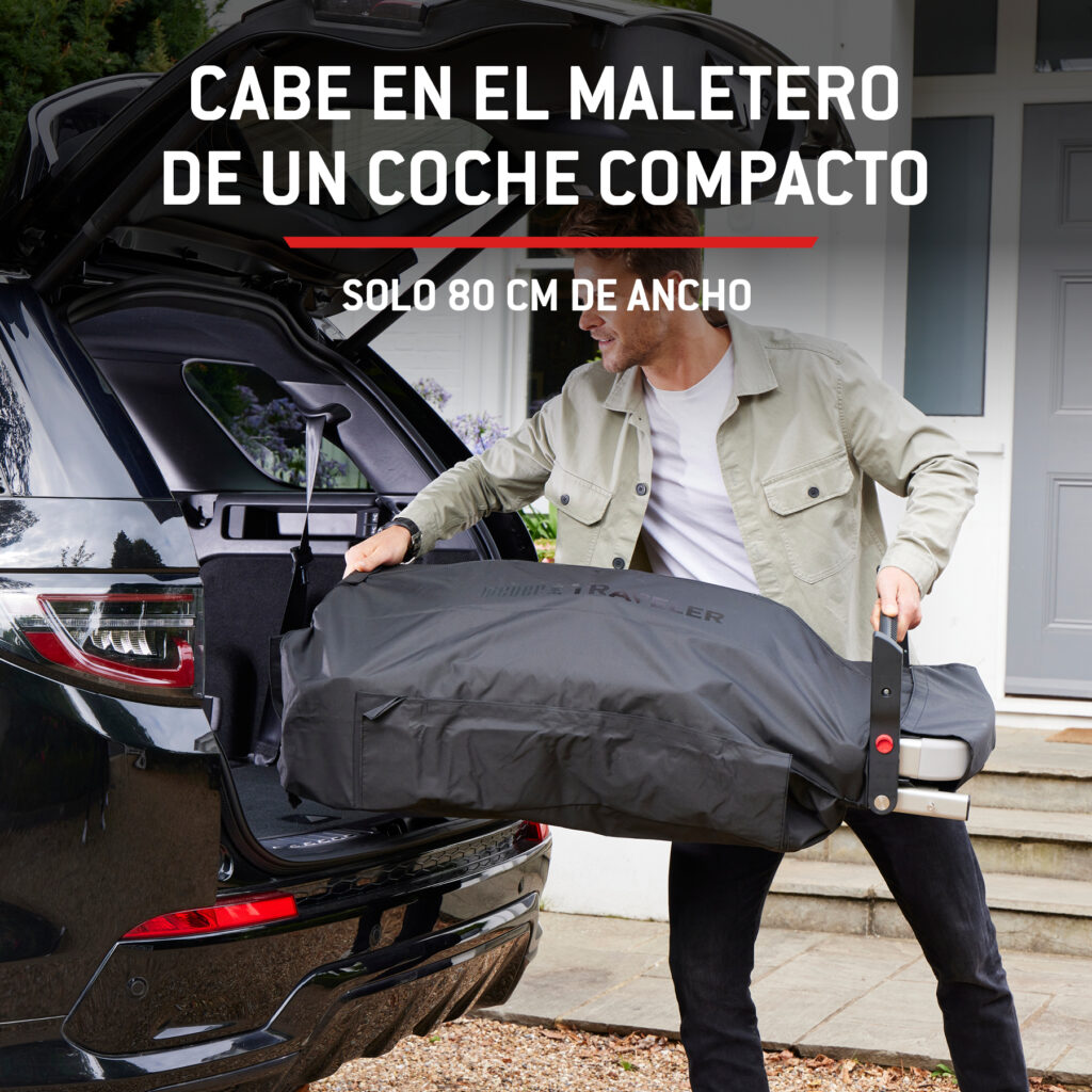 Hombre guarda carrito en coche compacto.
