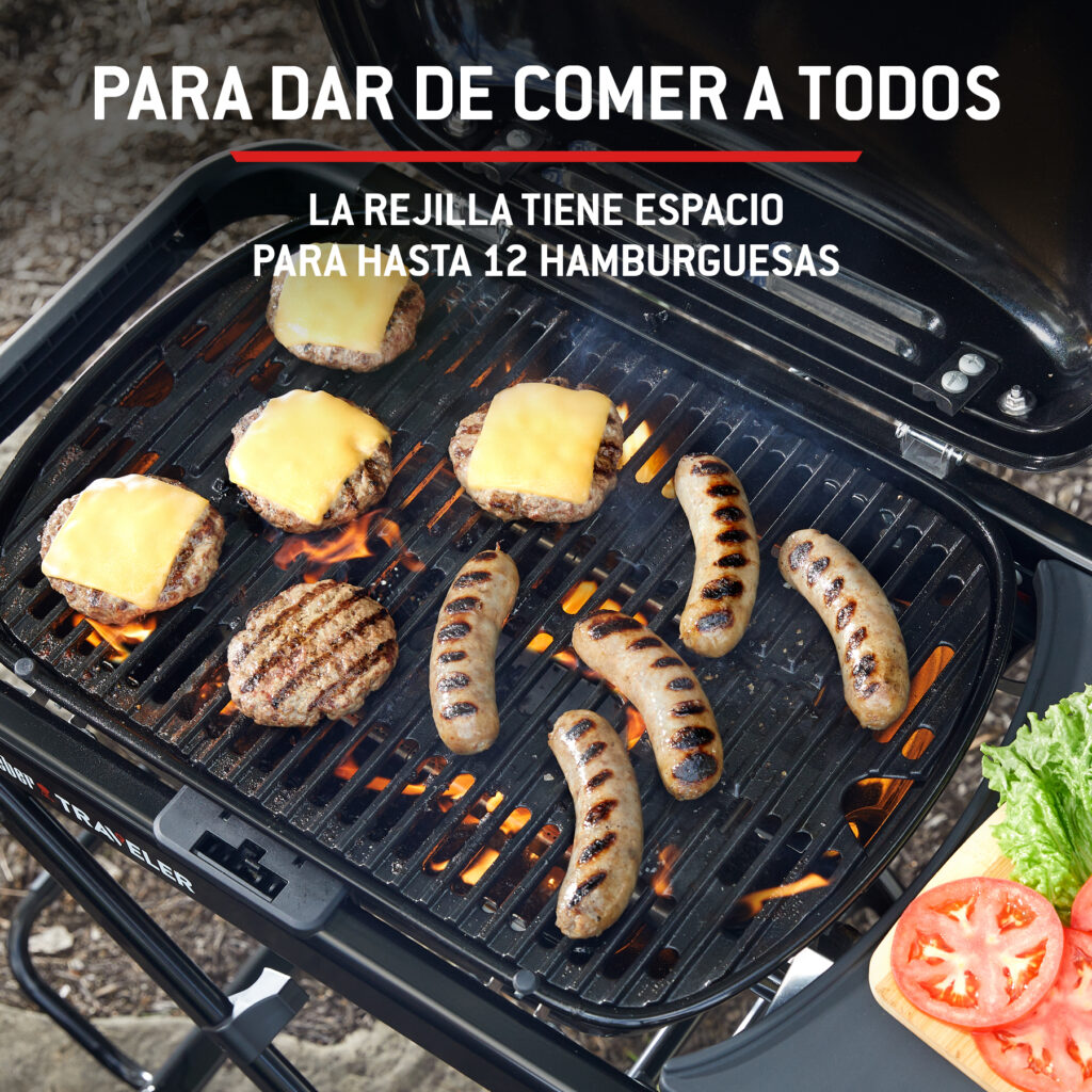 Parrilla con hamburguesas y salchichas asándose.