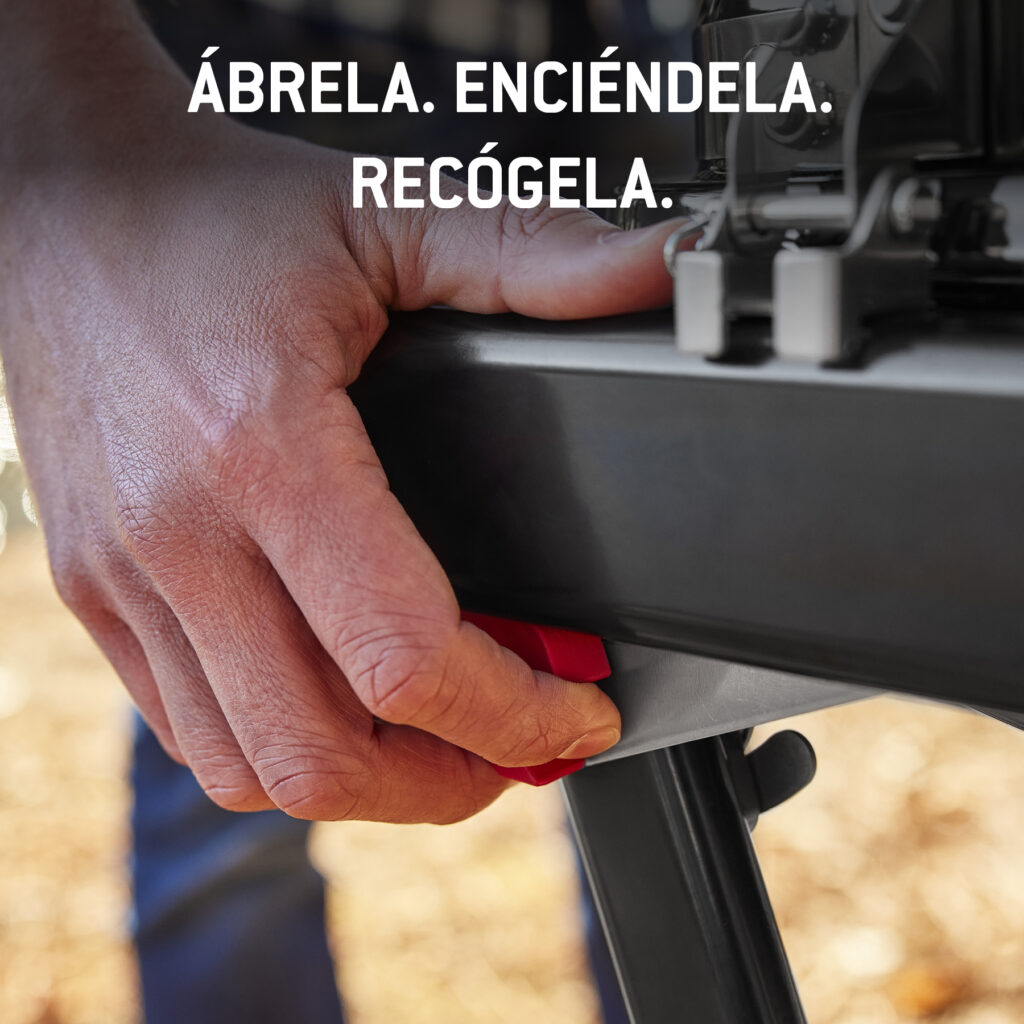 Mano ajustando una palanca de color rojo