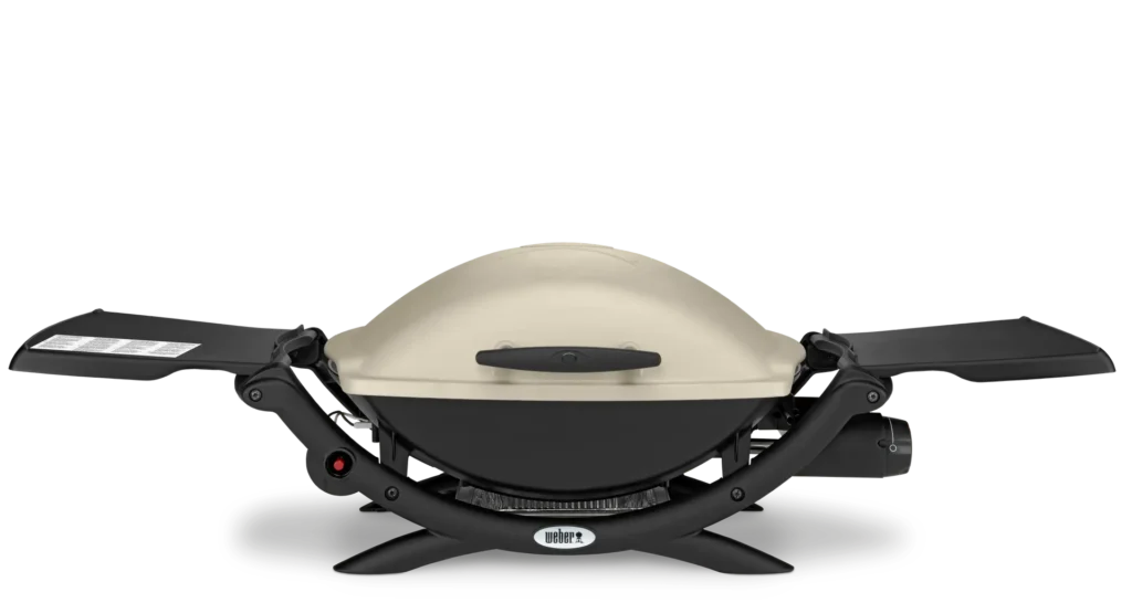 Parrilla de gas portátil con estantes laterales.