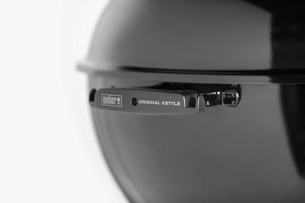 Parrilla Weber Original Kettle negra, detalle del asa.