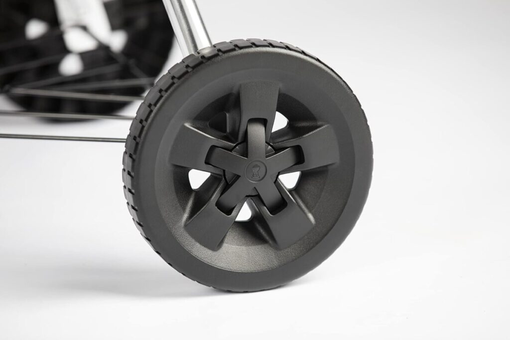 Rueda de carrito de barbacoa en primer plano.