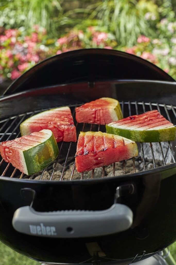 Sandía a la parrilla en barbacoa Weber al aire libre.