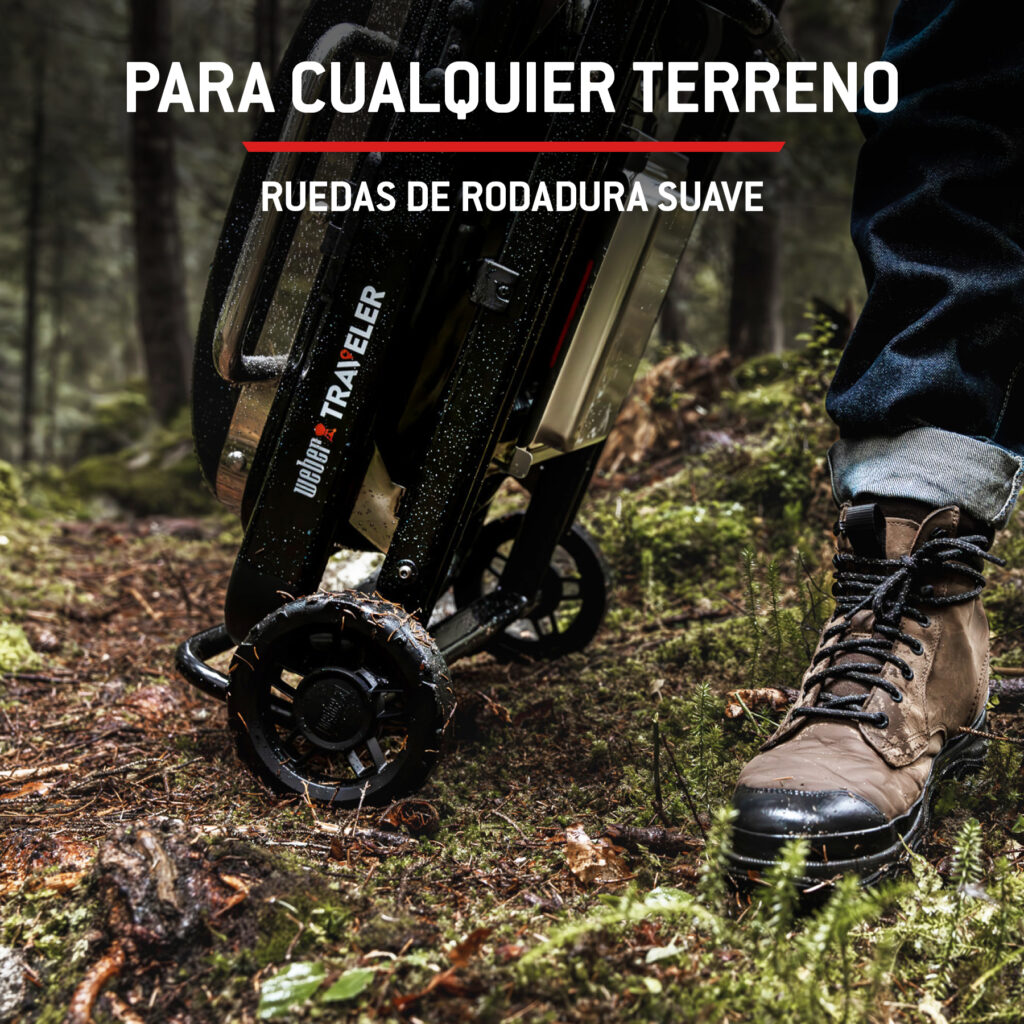 Carro en terreno boscoso con calzado resistente