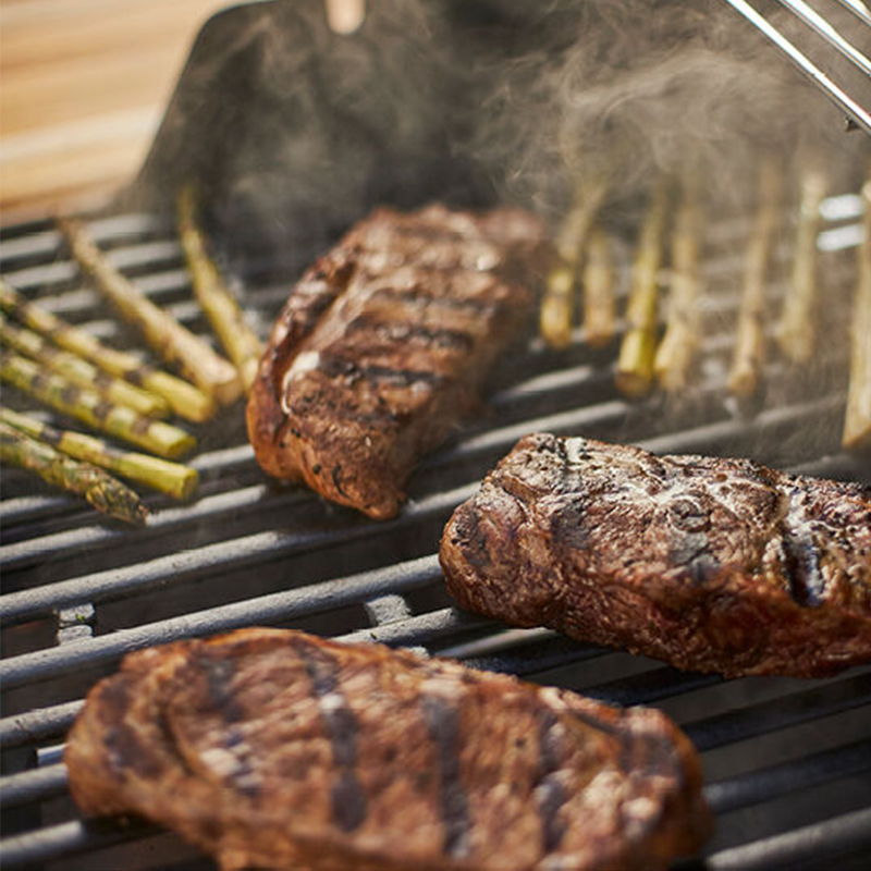 Carne y espárragos asados a la parrilla