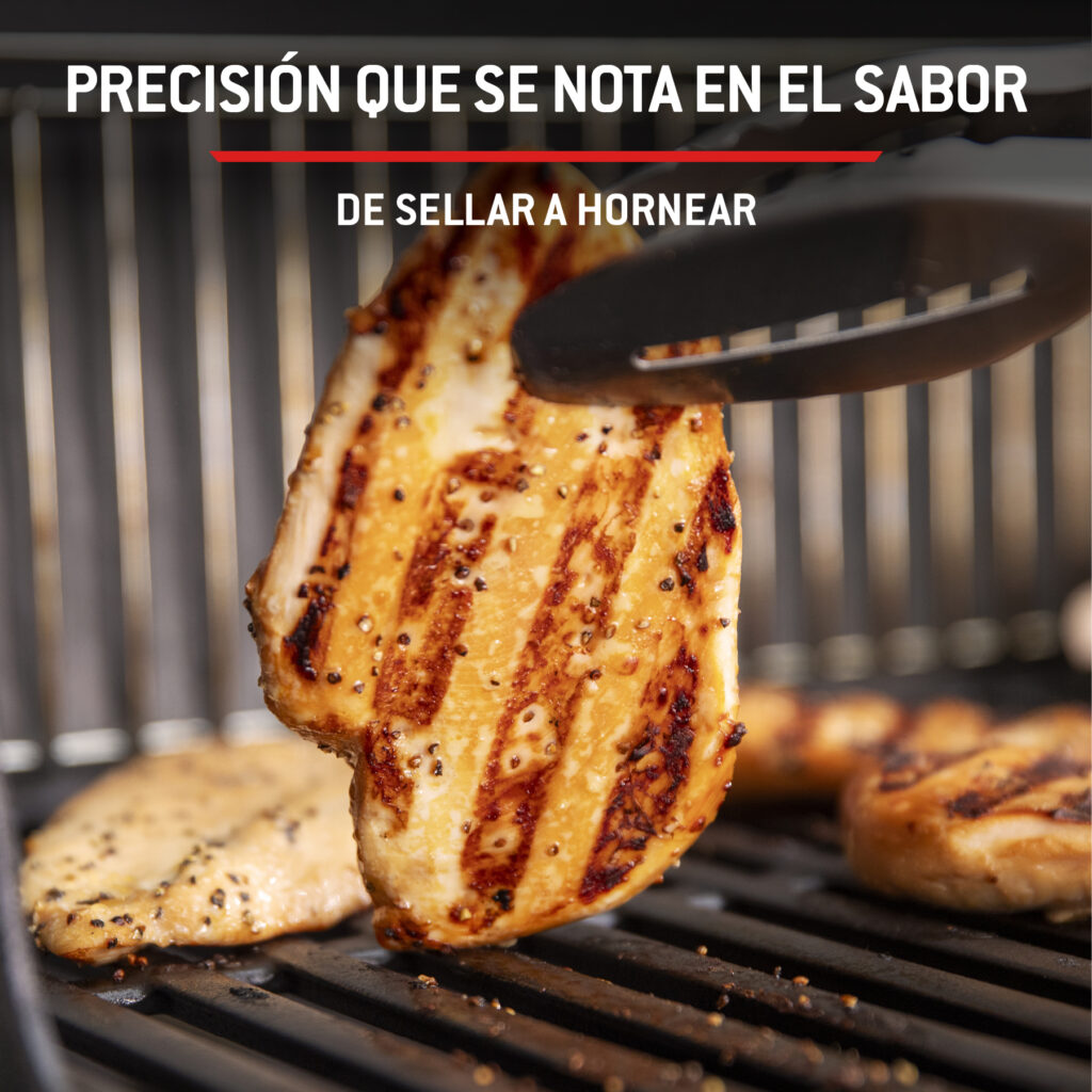 Pollo asado a la parrilla con pinzas