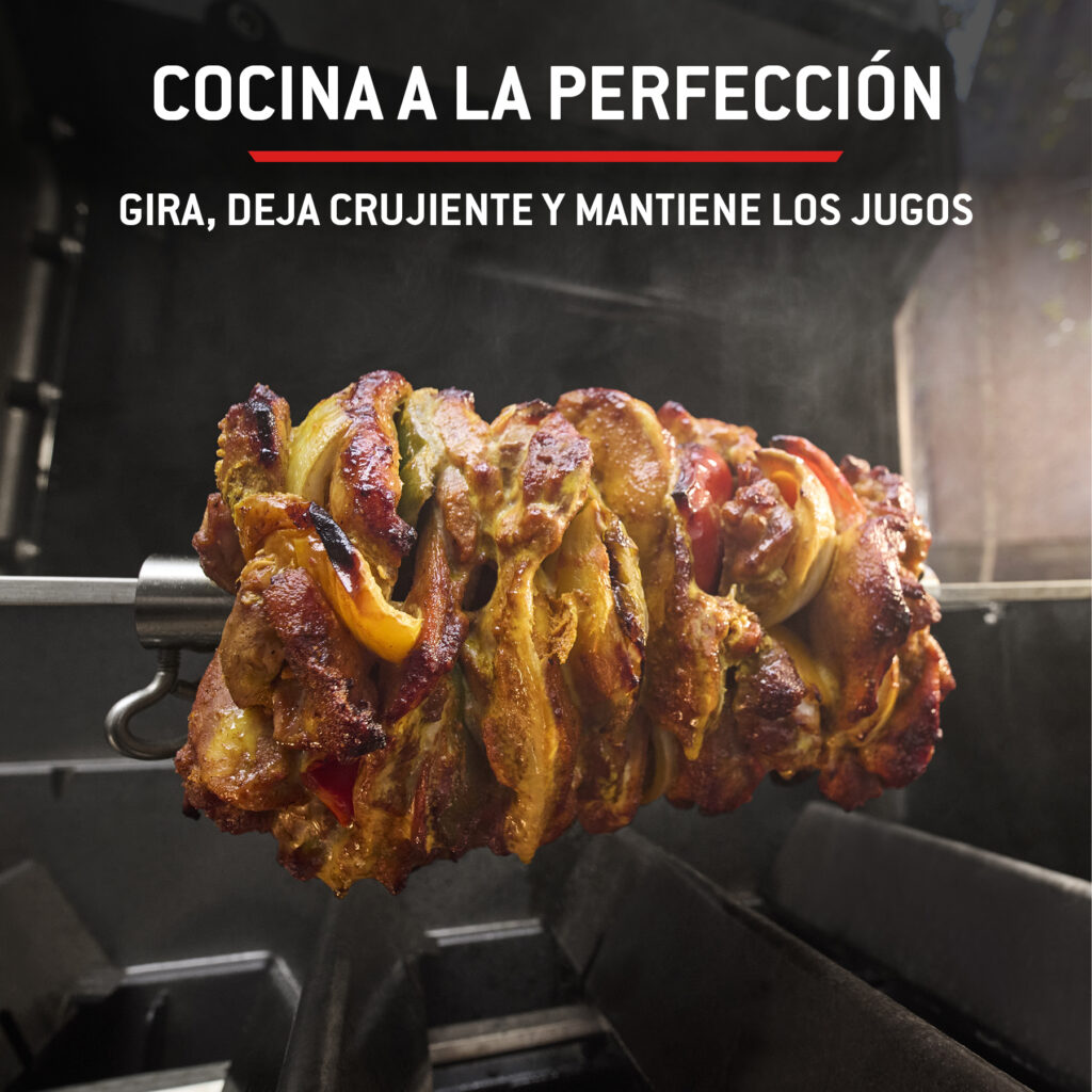 Carne asada en un asador giratorio.