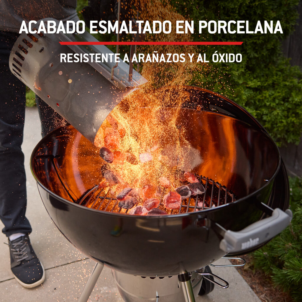 Barbacoa con brasas y chispas brillantes.