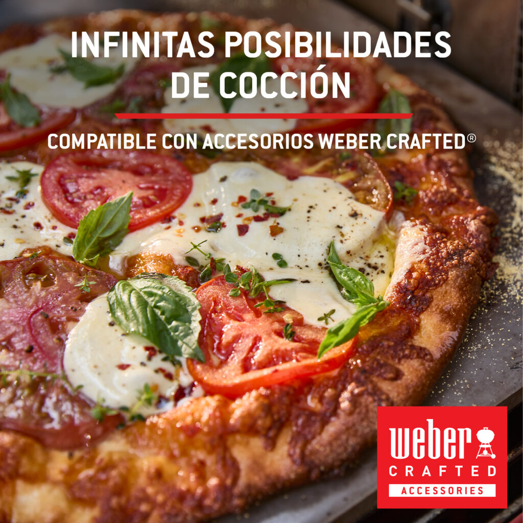Pizza con mozzarella y tomate cocinándose