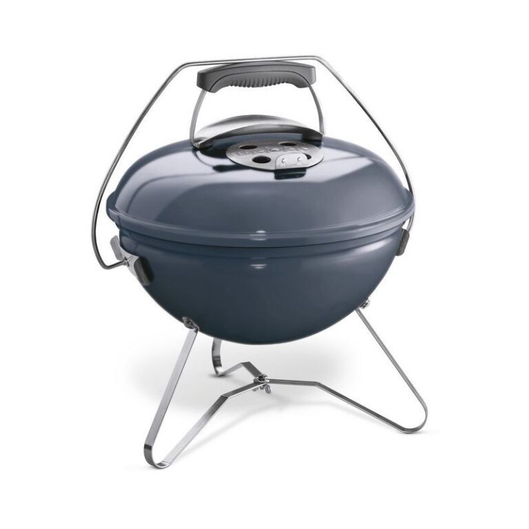 Barbacoa portátil azul con tapa y asas metálicas.