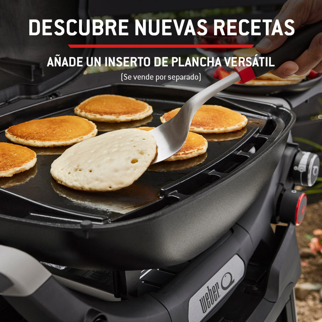 Pancakes cocinándose en una plancha grill