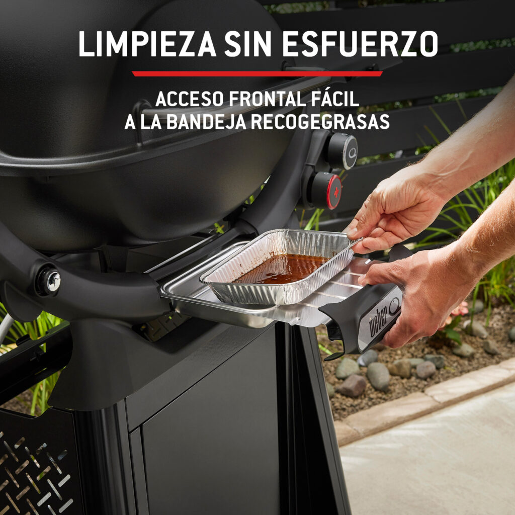 Barbacoa con bandeja recogegrasas accesible.