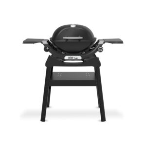 Barbacoa portátil negra con ruedas y estantes.