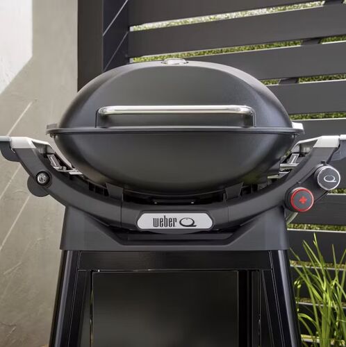 Barbacoa moderna de gas en terraza elegante.