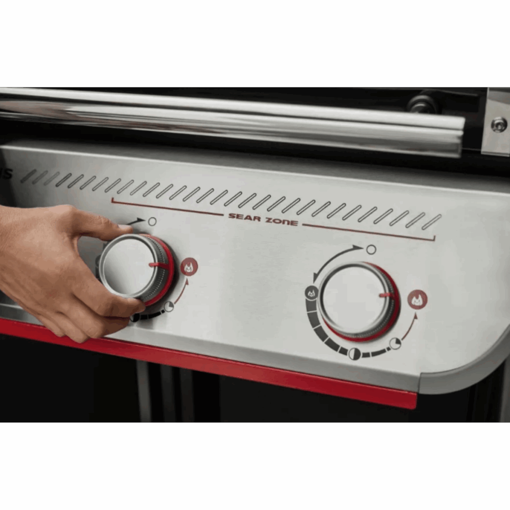 Persona ajustando perilla en una parrilla moderna.