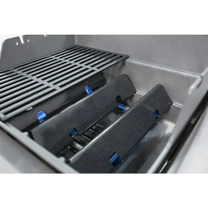 Interior de parrilla de gas con rejillas y quemadores.