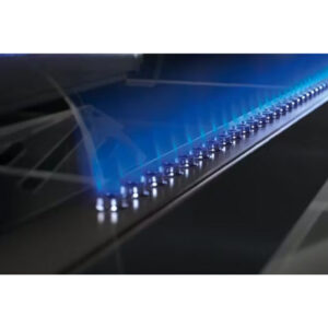 Quemador de gas industrial en funcionamiento.