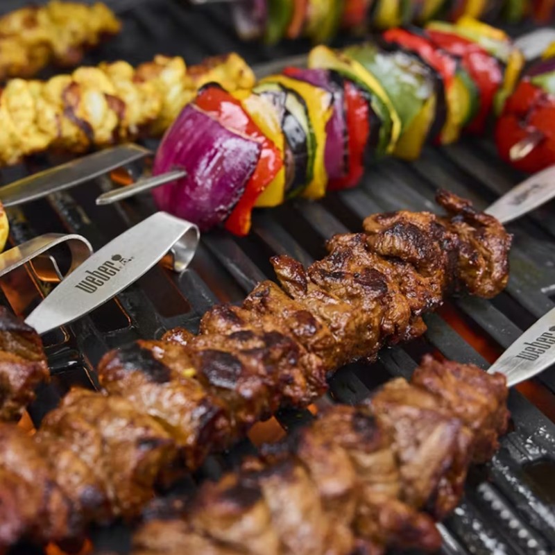 Brochetas de carne y verduras en parrilla Weber.