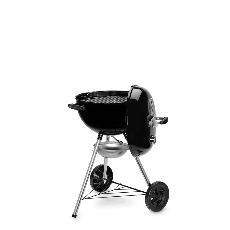 Parrilla de carbón negra con tapa, sobre ruedas.