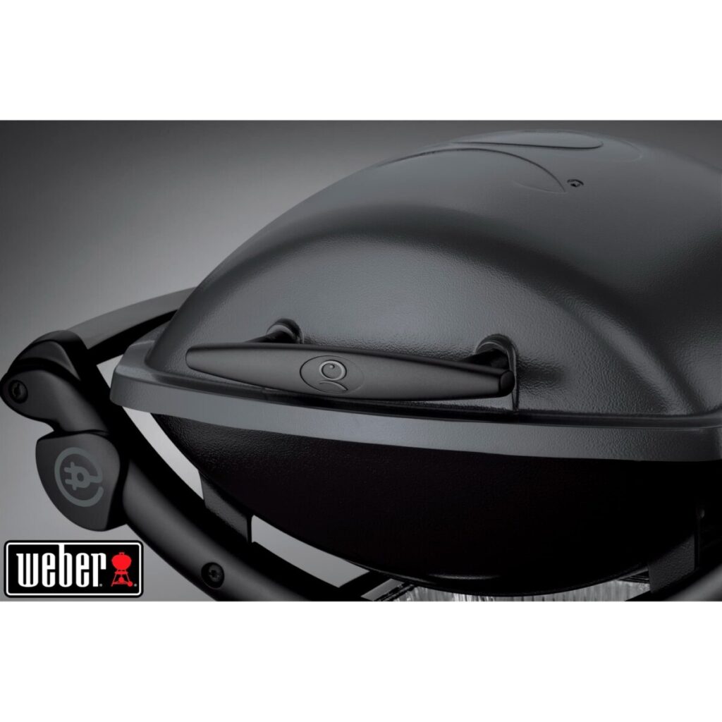 Parrilla portátil negra de marca Weber.
