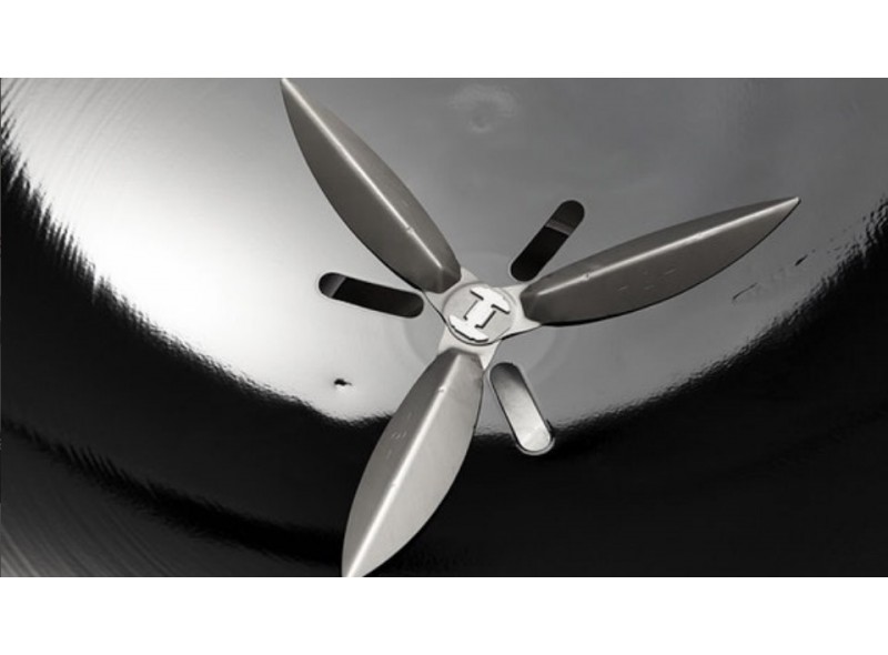 Cuchilla de acero en superficie metálica brillante.