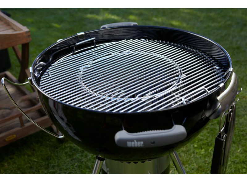 Barbacoa de carbón en el jardín lista para usar.