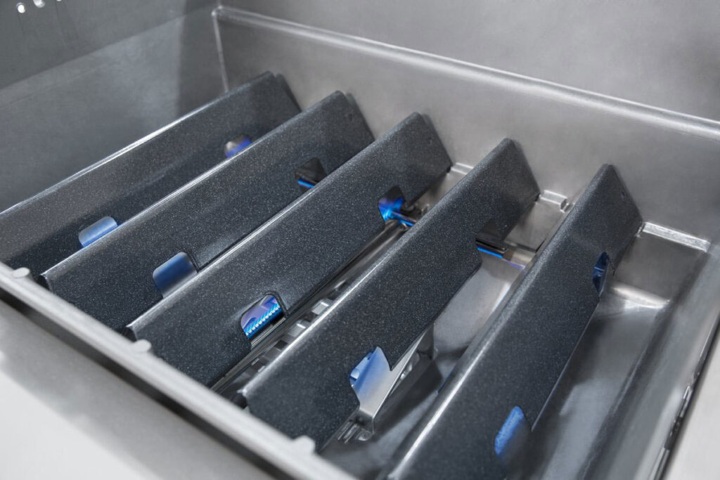 Quemadores de acero inoxidables en una parrilla moderna.