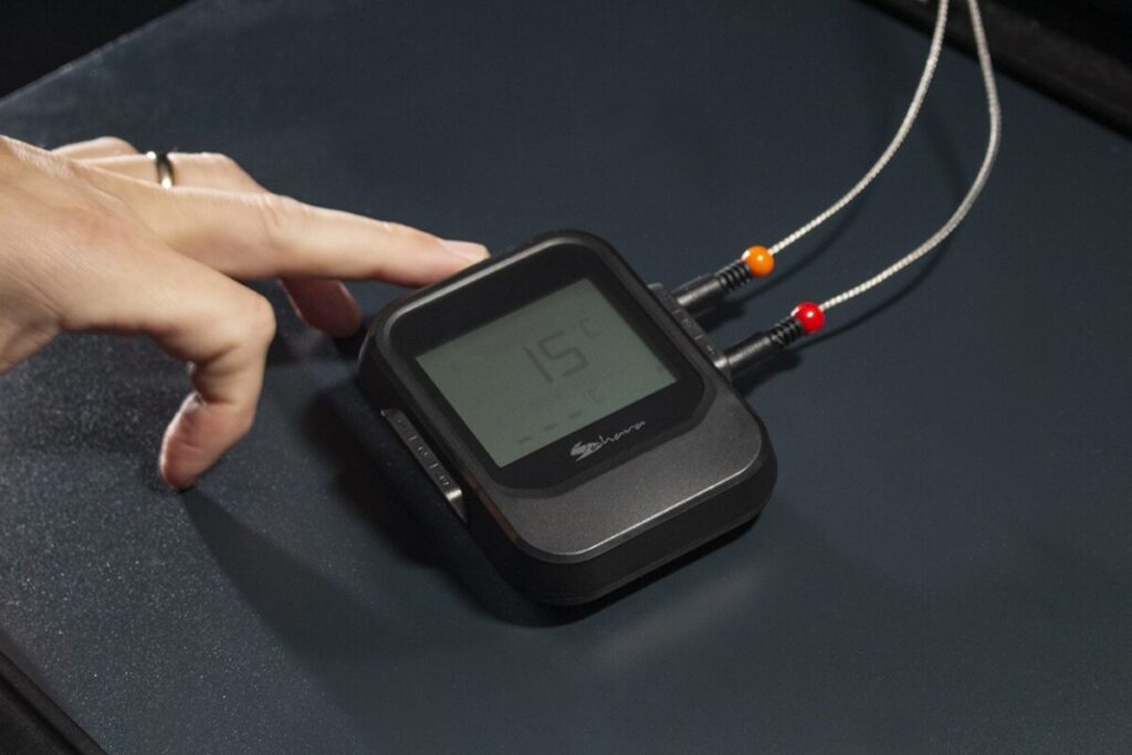 Termómetro digital mostrando 15 grados Celsius.