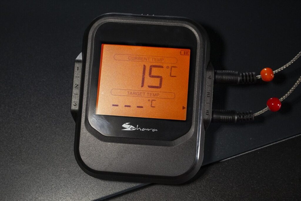 Termómetro digital mostrando 15 grados Celsius.