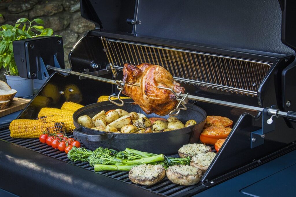 Parrilla con pollo asado y verduras variadas