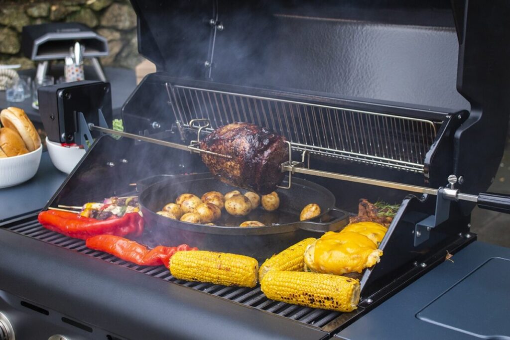 Parrilla con carne, maíz y pimientos asados
