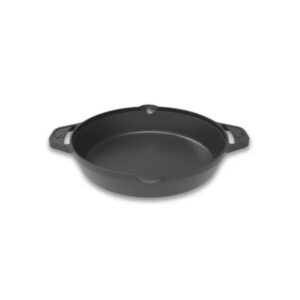 Sartén de hierro fundido con asas laterales.