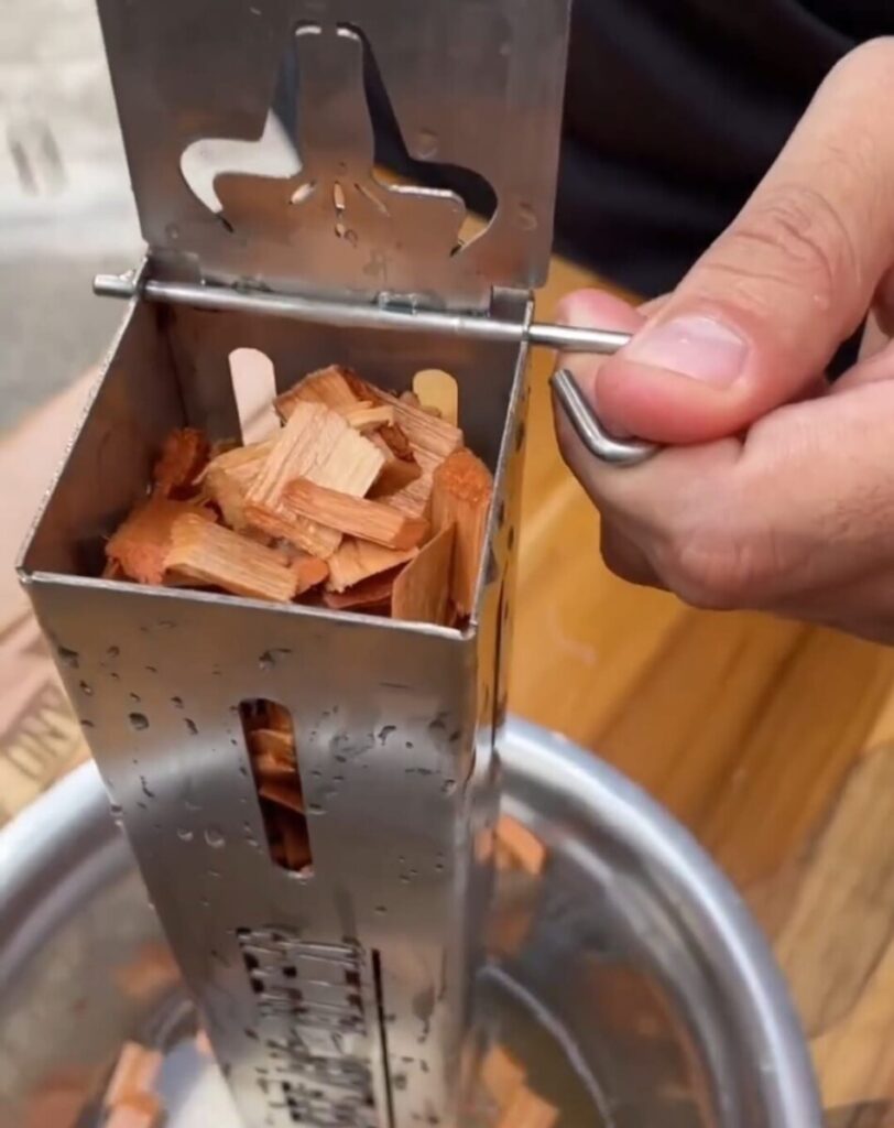 Cajón metálico con astillas de madera dentro.
