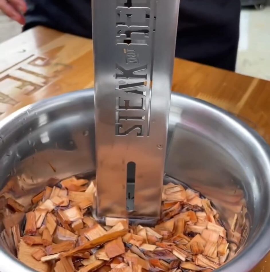 Astillas de madera en cubo metálico para ahumar.