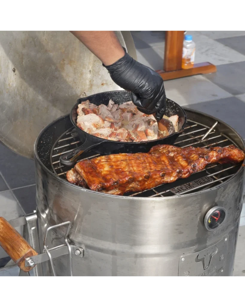 Asado y sartén en parrilla de acero inoxidable.