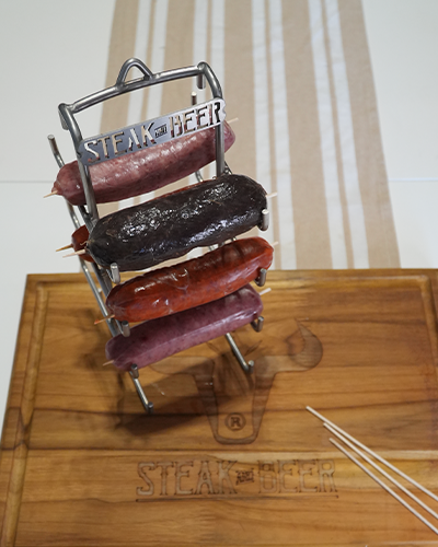 Variedad de salchichas en parrilla sobre tabla.