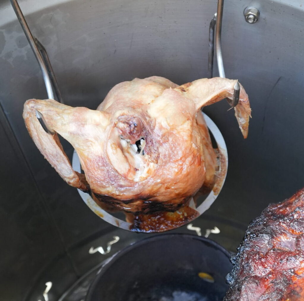 Pollo asado en olla de metal.