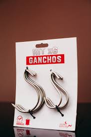 Kit de ganchos metálicos en embalaje.