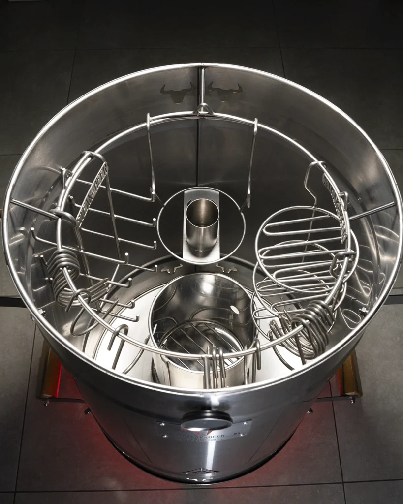 Interior de una parrilla de acero inoxidable, vista superior.