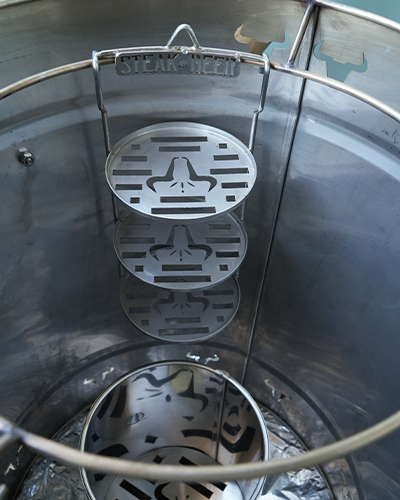 Asador de acero inoxidable para carnes a la brasa.