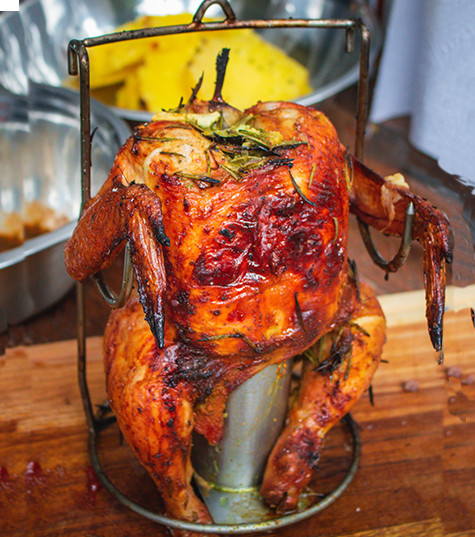 Pollo asado con especias en parrilla casera.