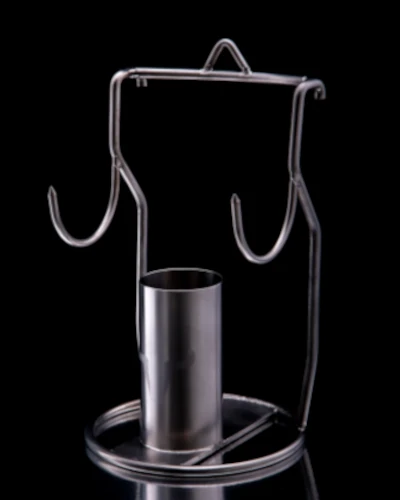 Soporte metálico para cocinar pollo al horno.