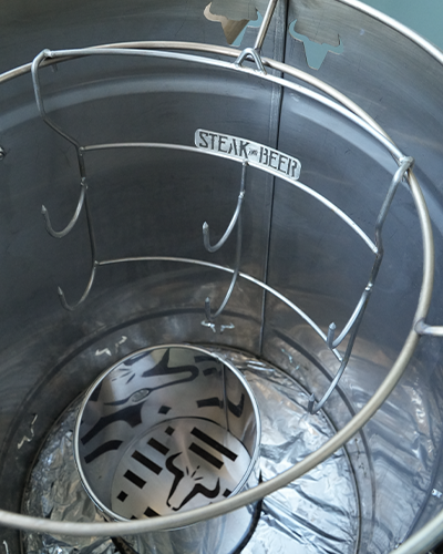 Parrilla de metal con ganchos y rejilla.