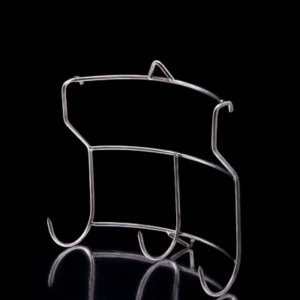 Soporte metálico elegante sobre fondo negro