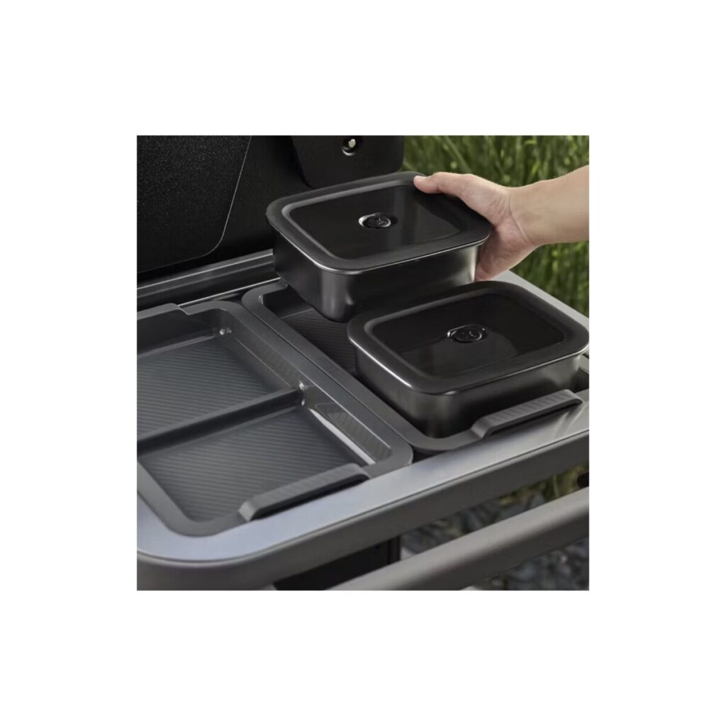 Mano colocando recipientes en una parrilla.