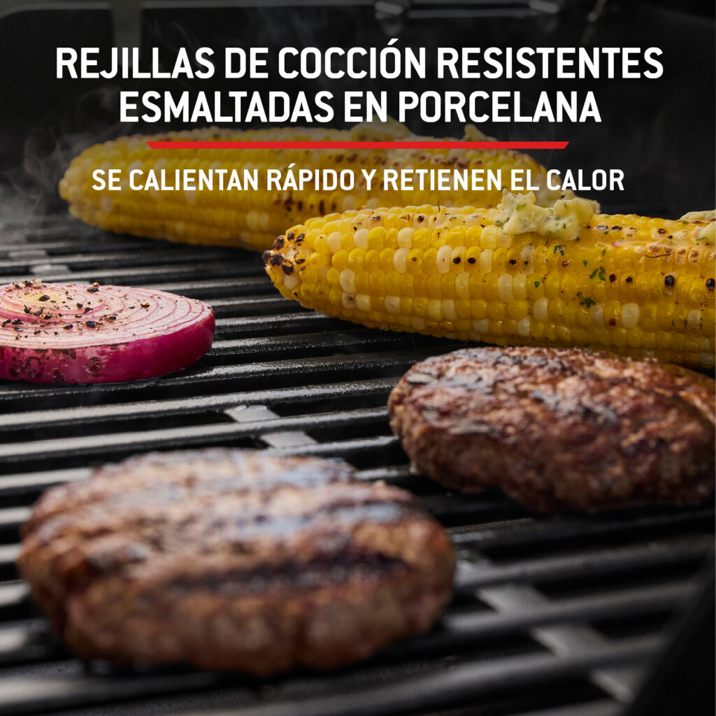 Parrilla con hamburguesas y mazorcas asadas.