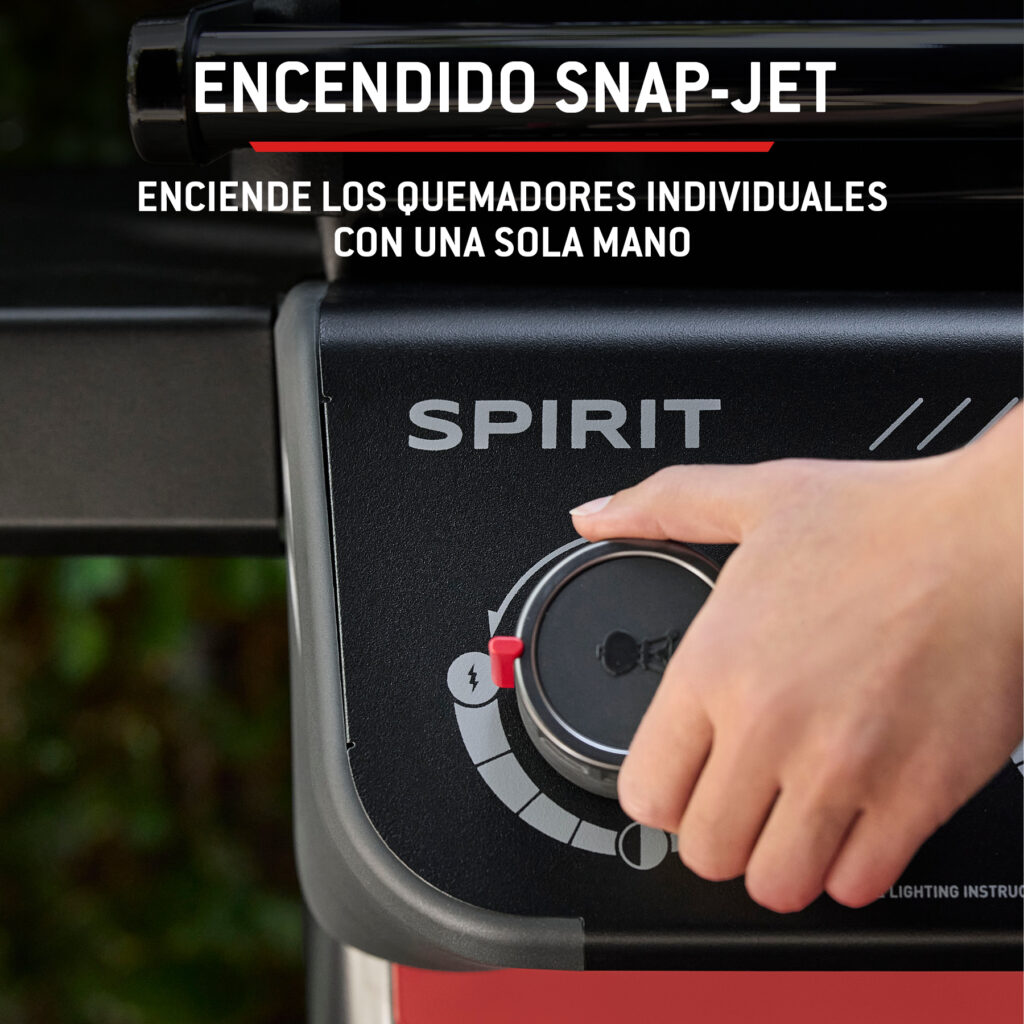 Mano girando control de encendido de parrilla