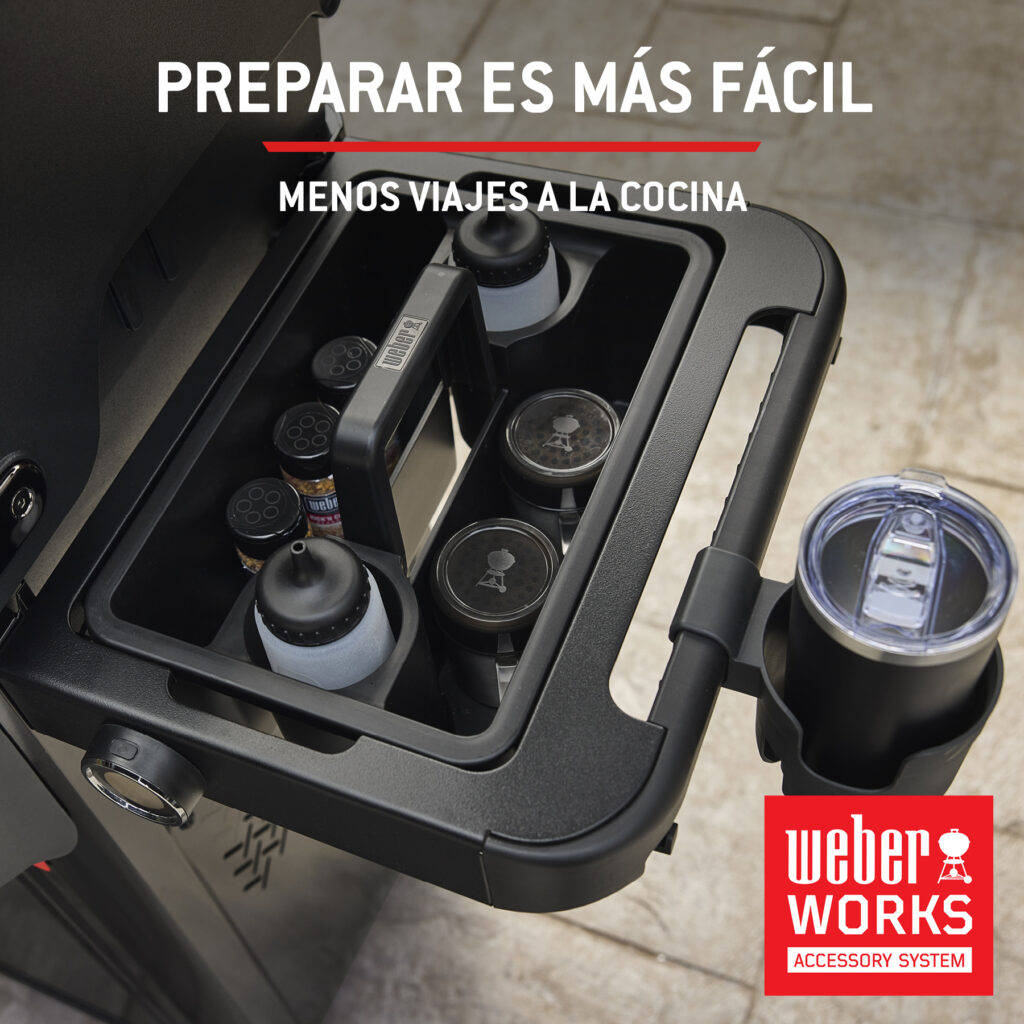 Accesorios de barbacoa en un carrito organizador.